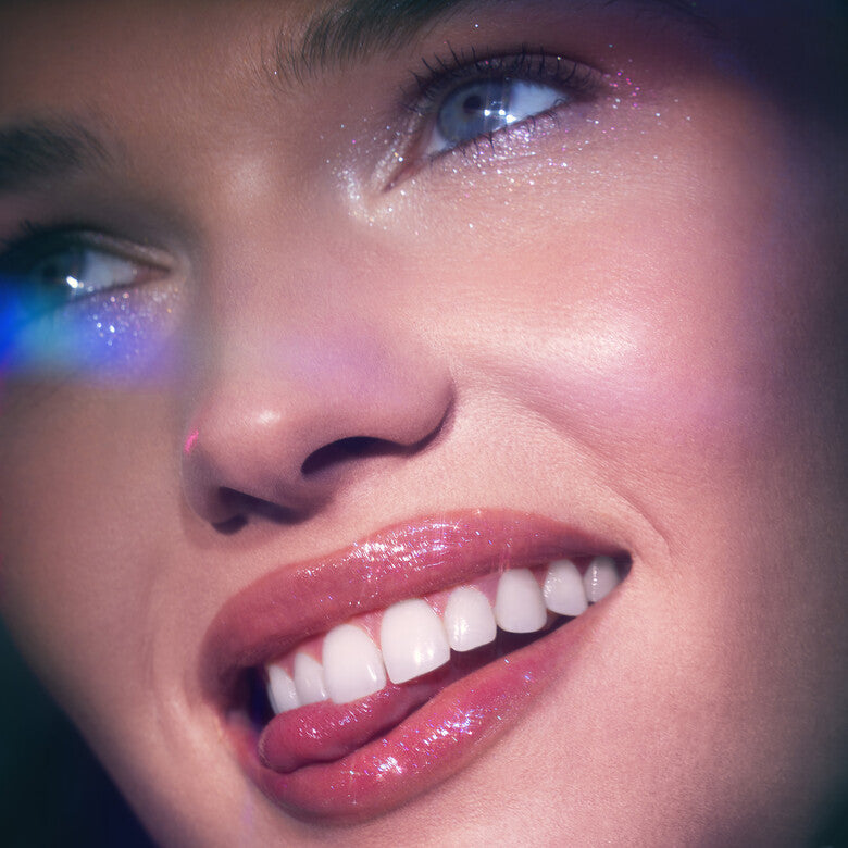 Lip oil with shimmer for glowing finish